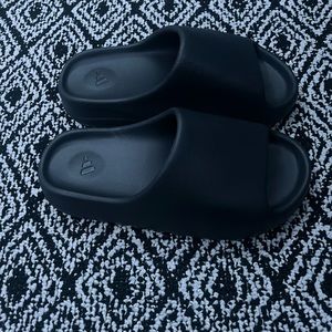 yeezy slides onyx brand new